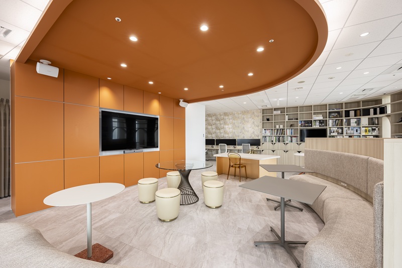 集中も休憩も叶う。「ソファのある職場」